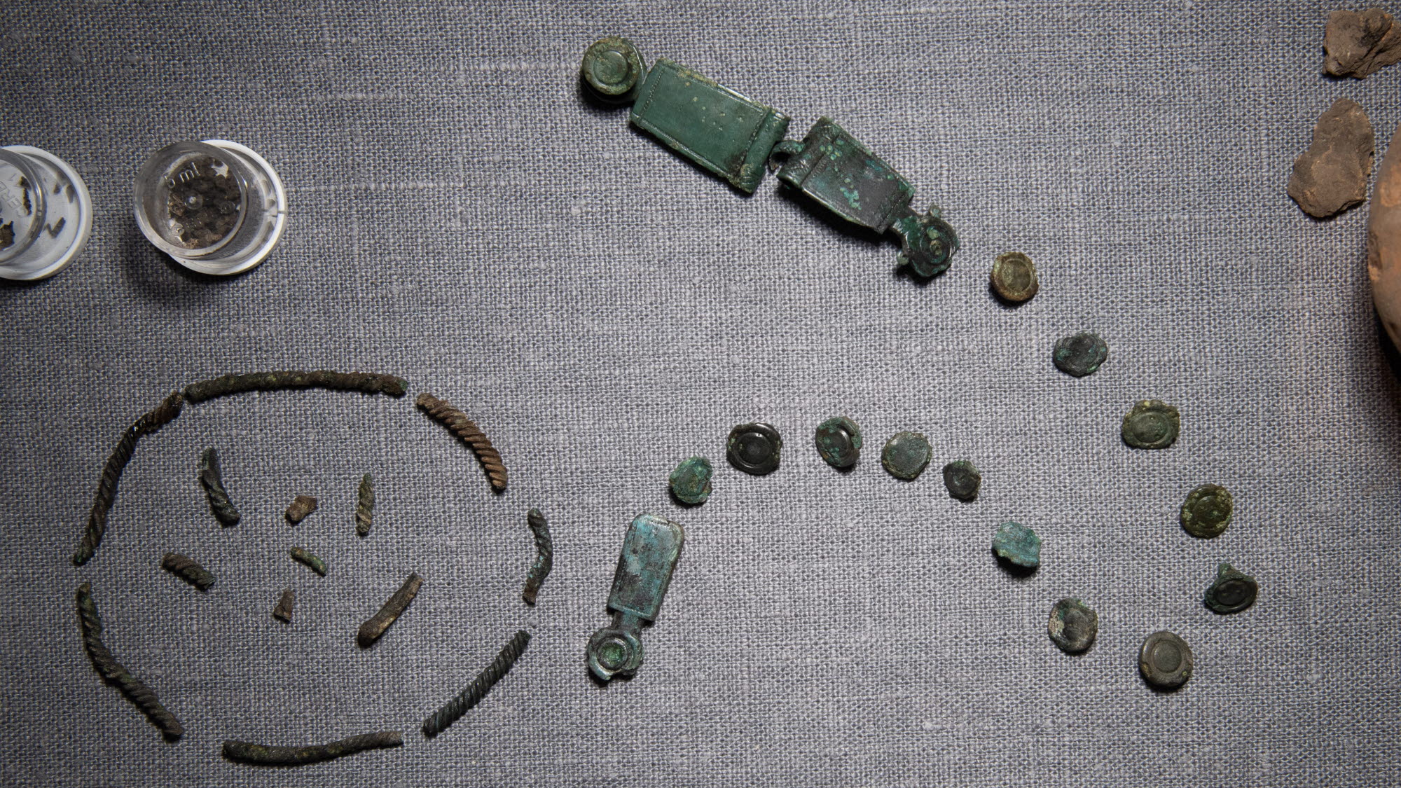 Fragment från arkeologisk utgrävning. Några formade i cirkel, de är rester från en armring. 