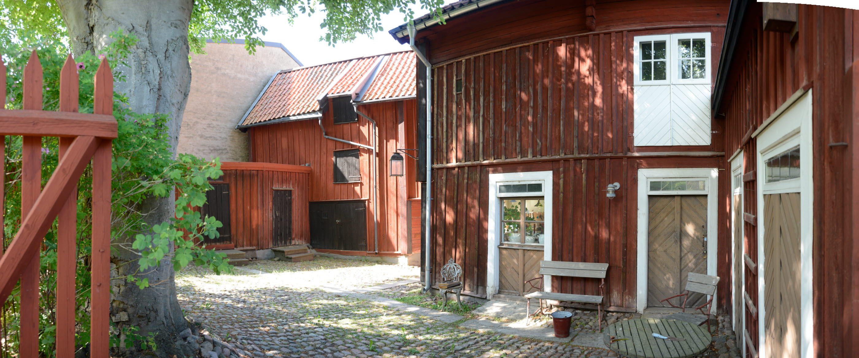 Onkel Adamsgården i Linköping, exteriör, innergården med uthus i forn av röda trähus. 