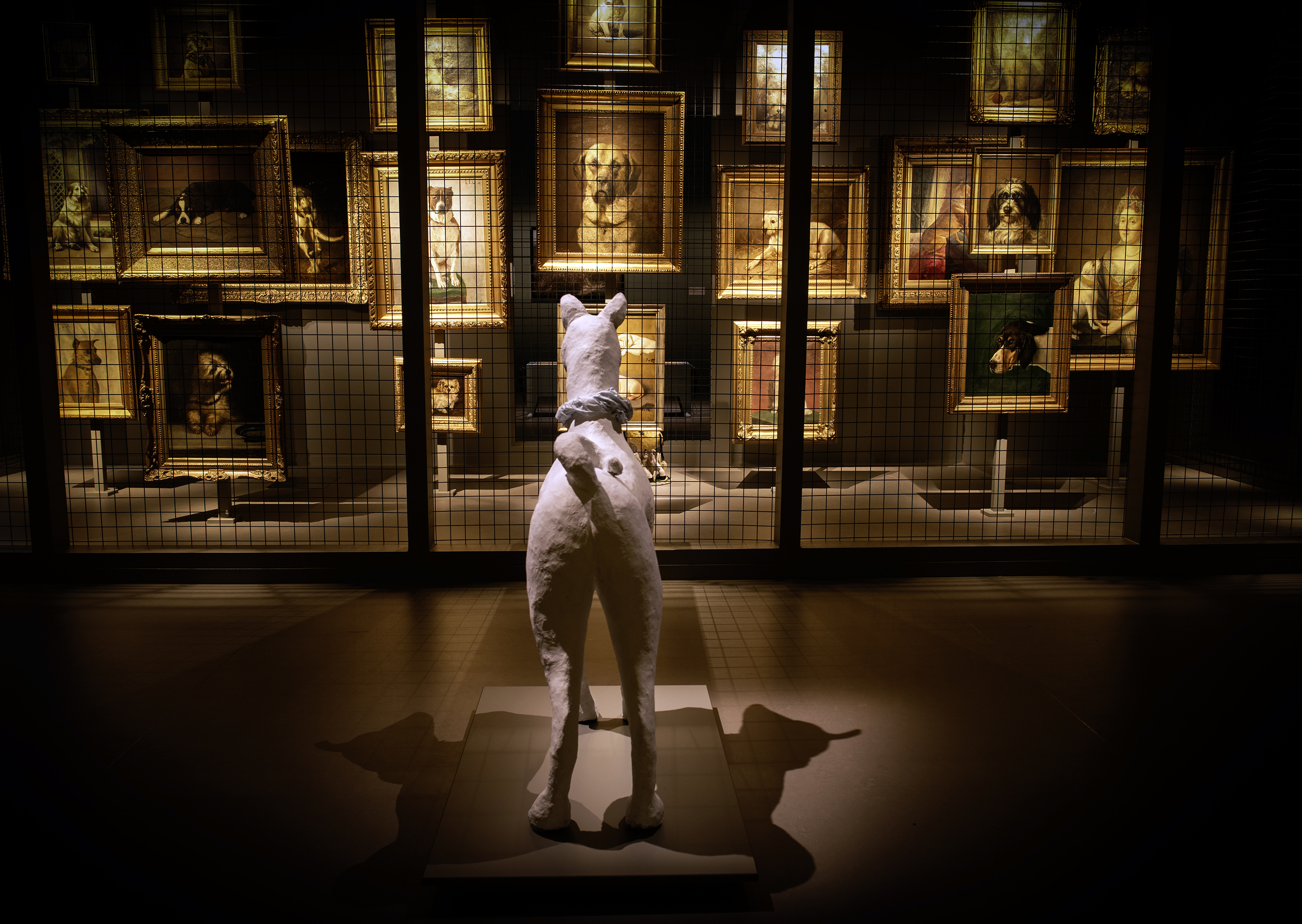 Konstutställningen Best in Show. Målningar ur Lars Lerins privata konstsamling framför en skulptur av Stina Opitz.