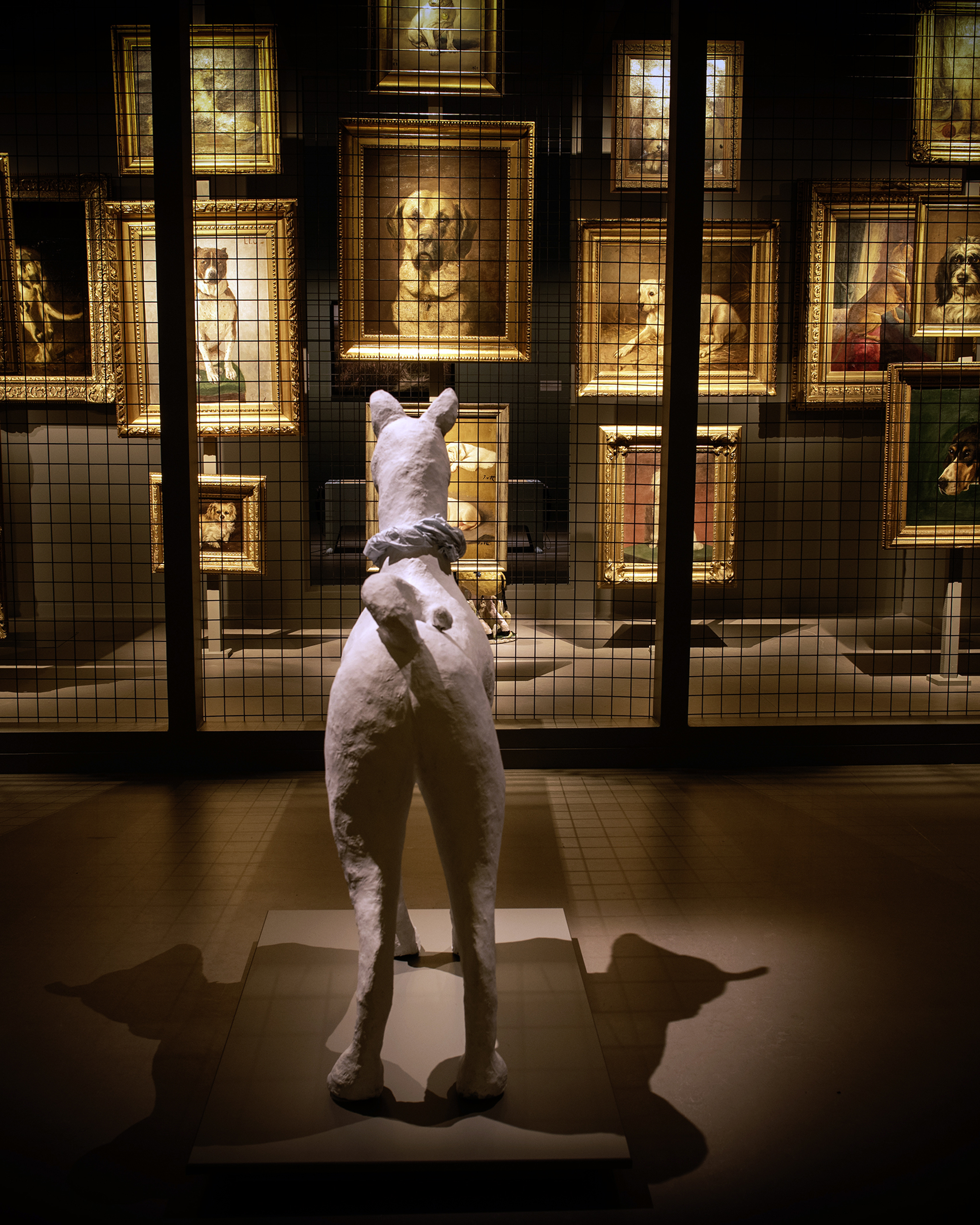 Konstutställningen Best in Show. Målningar ur Lars Lerins privata konstsamling framför en skulptur av Stina Opitz.
