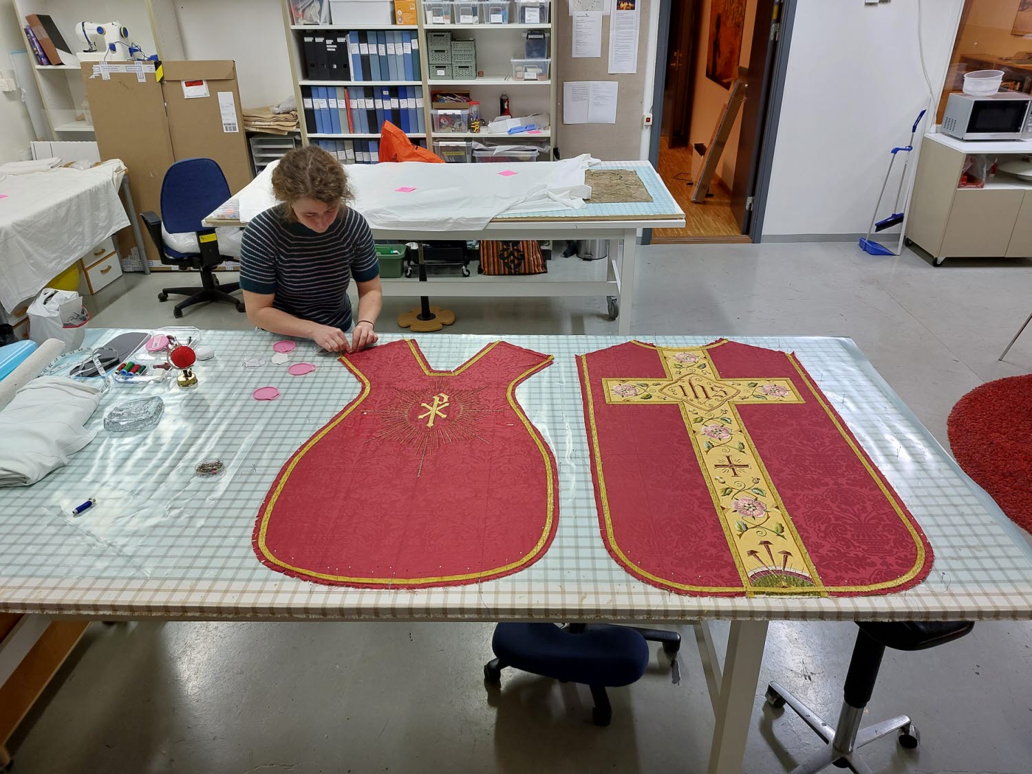 Museets textilkonservator Anna Djuvfeldt arbetar med konservering av kyrkotextilier från Åtvids församling.