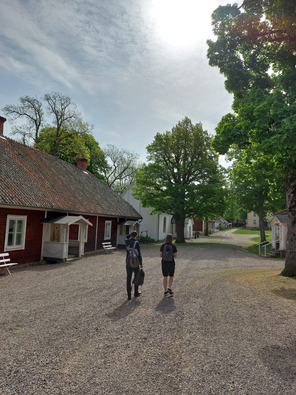 Två byggnadsvårdare från museet går längs stora gången på Medevi Brunn.