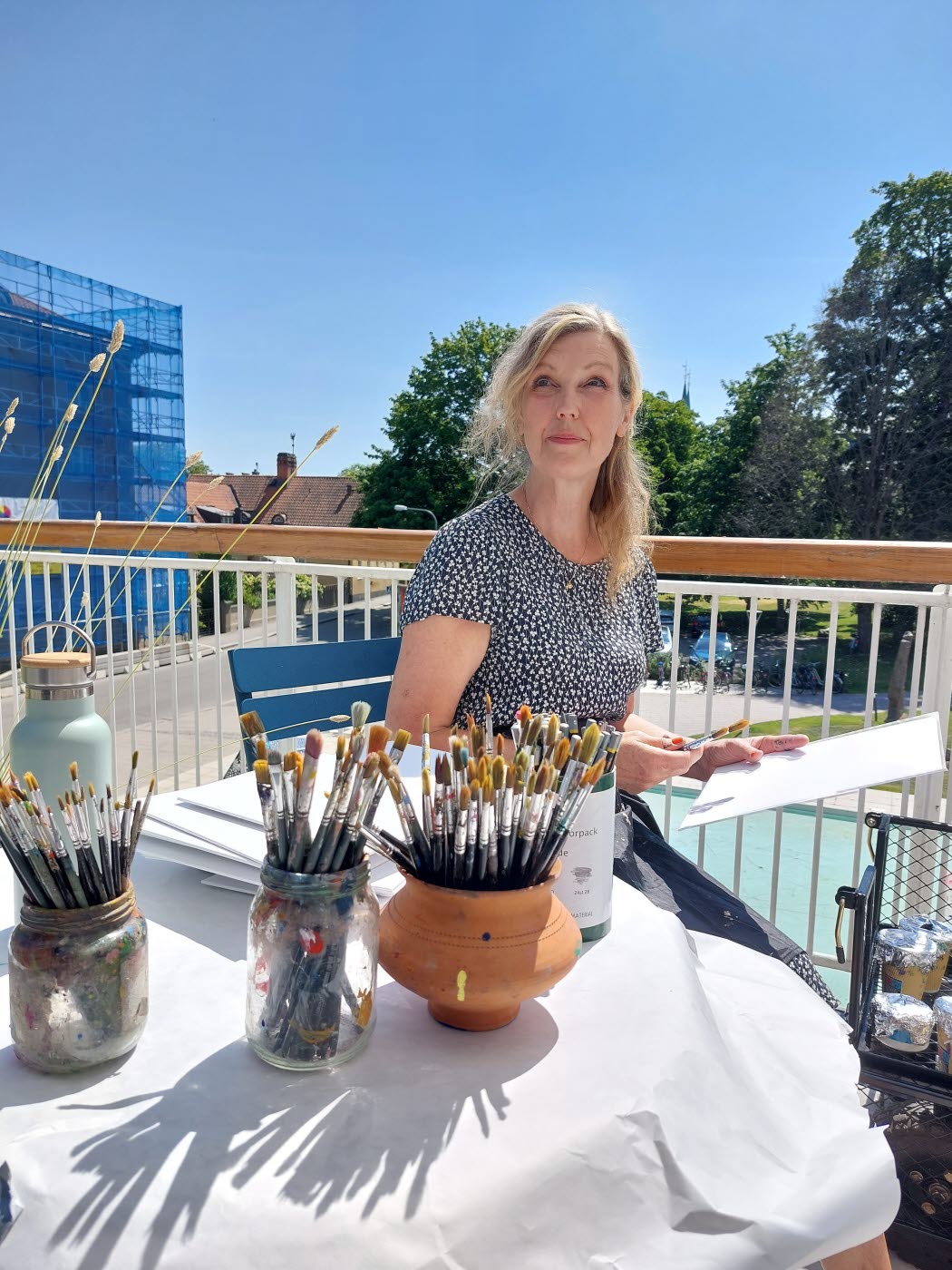 Konstpedagog Åsa Nyberg Botshinda håller i stafflimålning på Östergötlands museums takterrass.