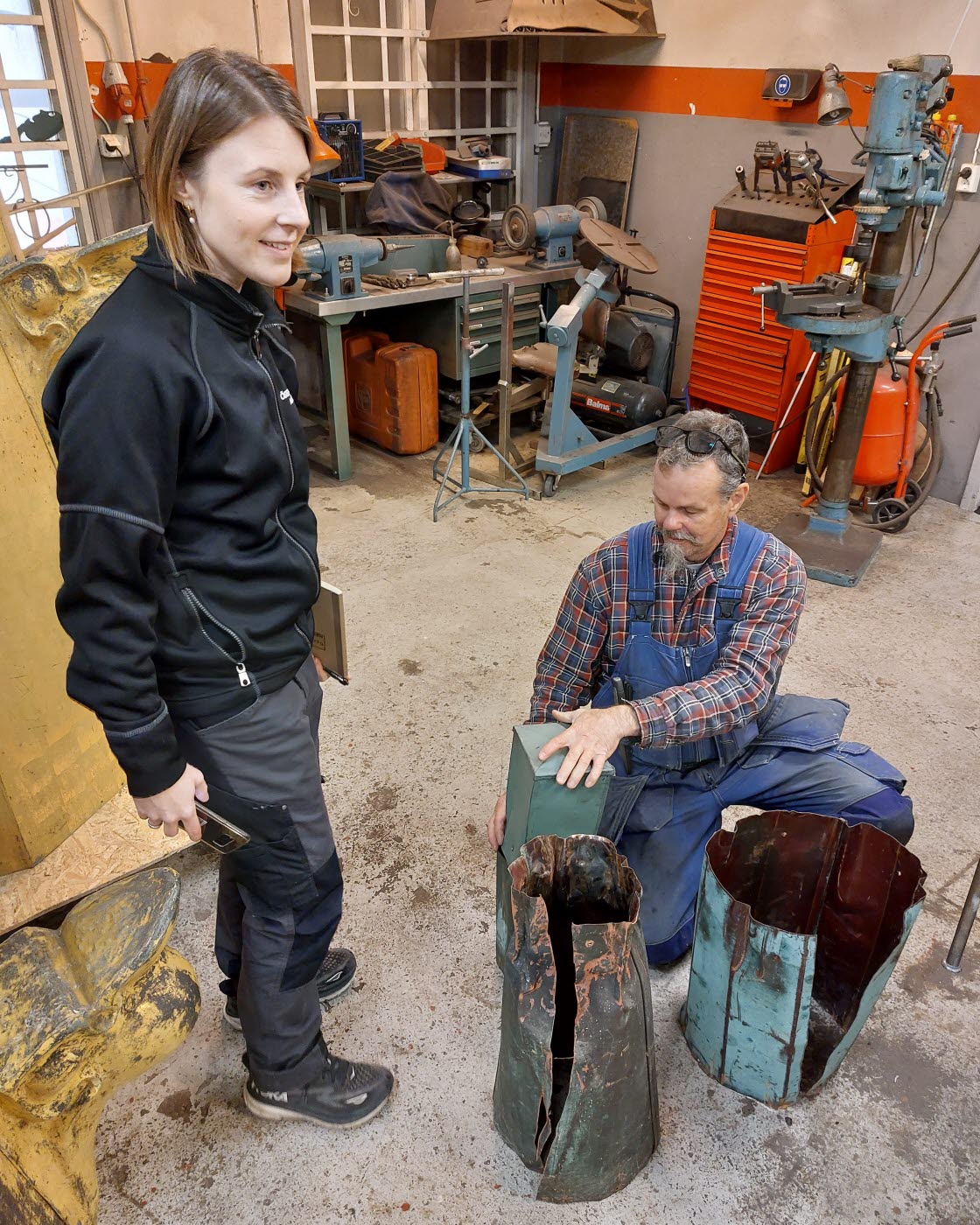 Maria Klint, byggnadsantikvarie på Östergötlands museum, på besök i verkstaden där domkyrkans spira restaureras. Här tillsammans med plåtslagaren Niclas Bylund.