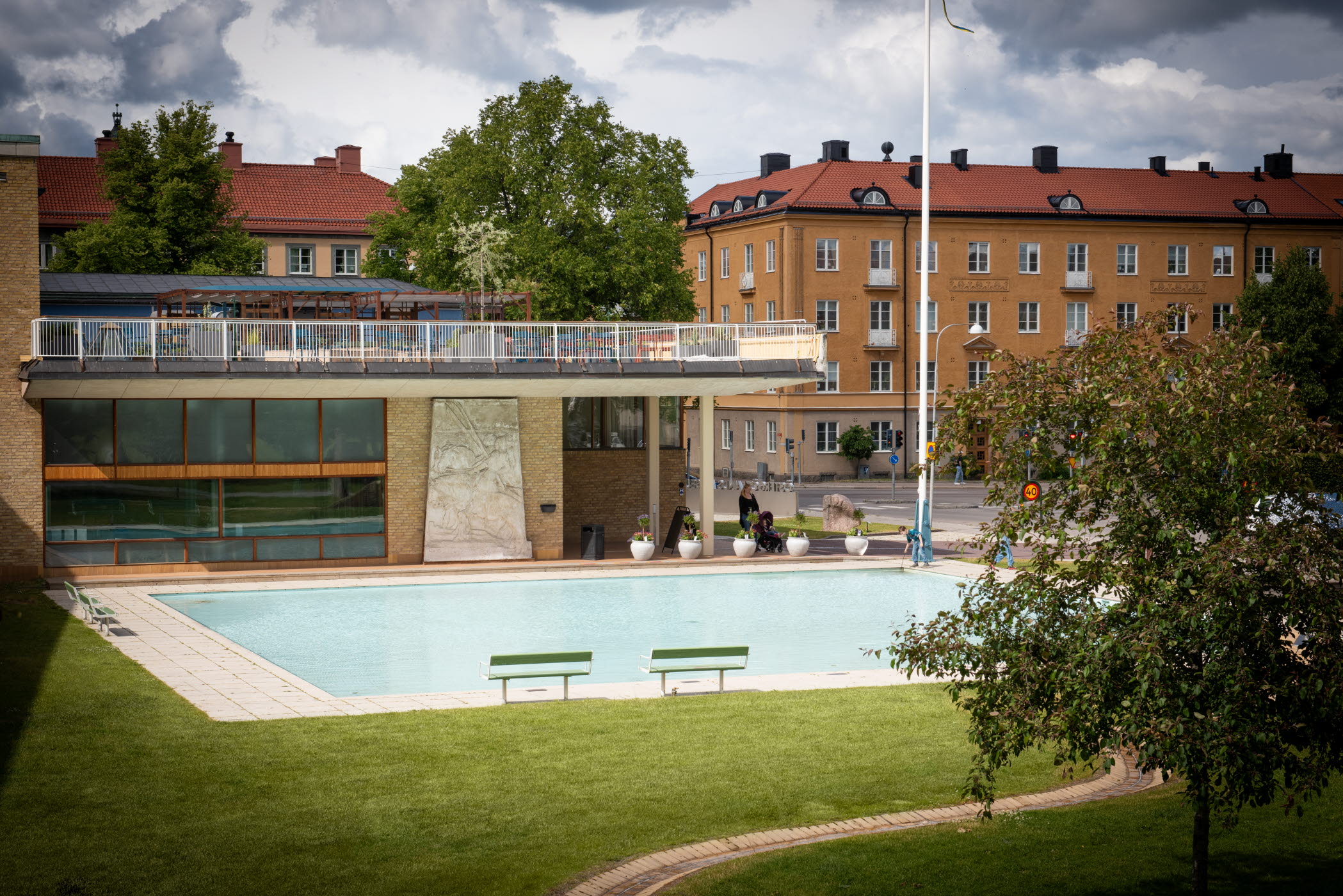 Huvudentrén till Östergötlands museum och den stora takterrassen, sedd från museiparken.