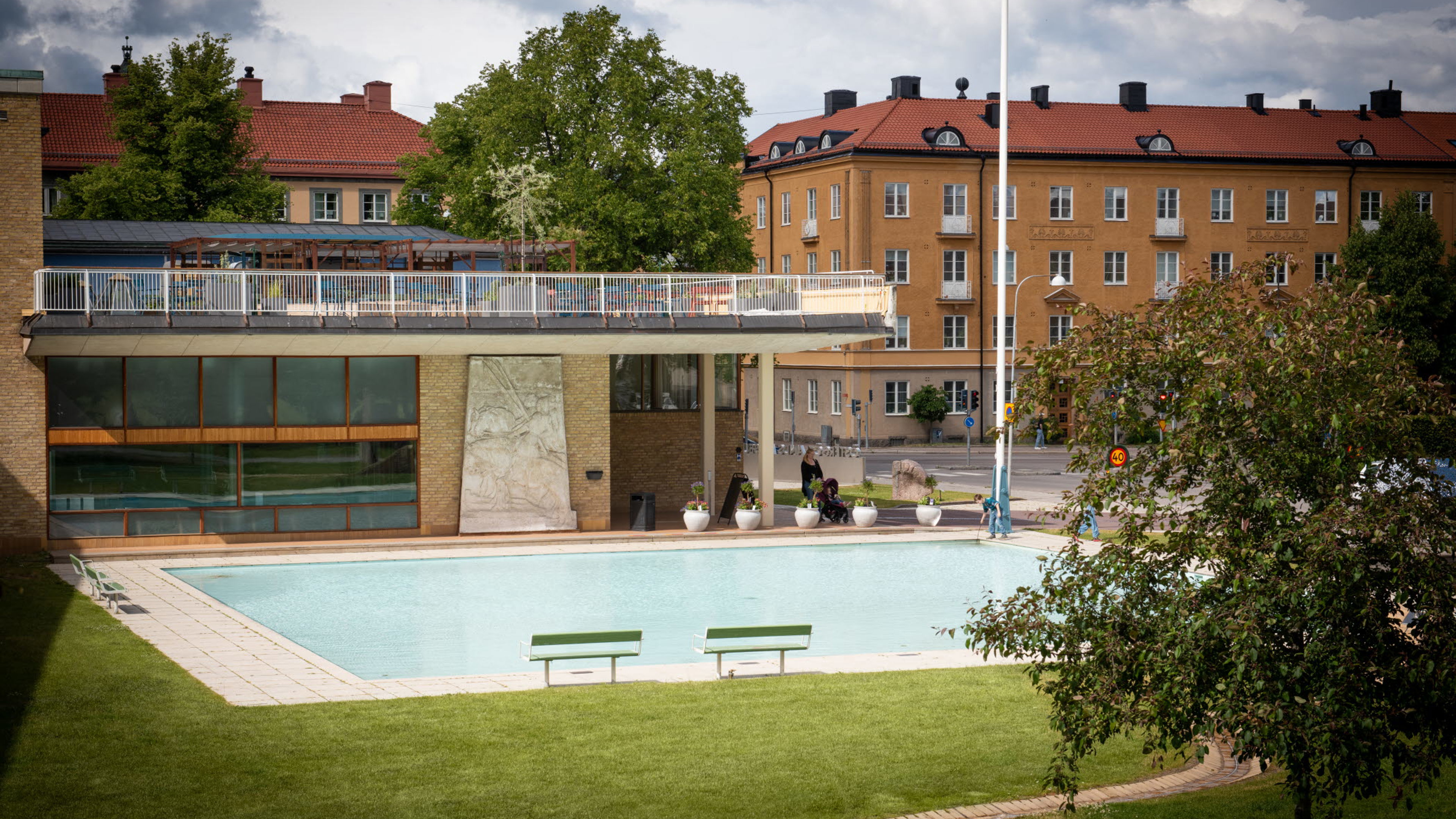 Huvudentrén till Östergötlands museum och den stora takterrassen, sedd från museiparken.