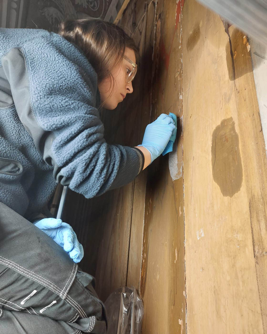 Museets konservatorer arbetar med väggmålningar från 1800-talet i Stora matsalen på Medevi Brunn. Konservator Annica Drotz.