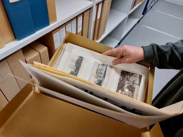 Freddie Hallberg visar runt i museets arkiv.