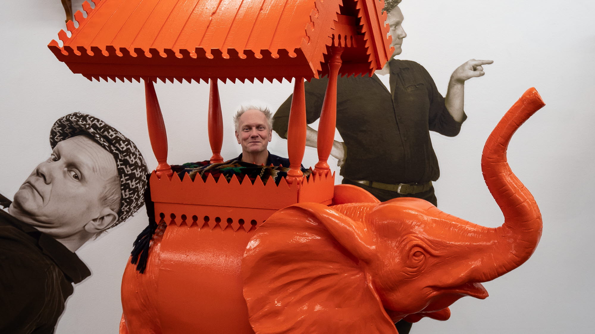 Konstnären Peter Johansson med Elefanten i rummet i samband med utställningen Souvenir på Wetterling Gallery i Stockholm.