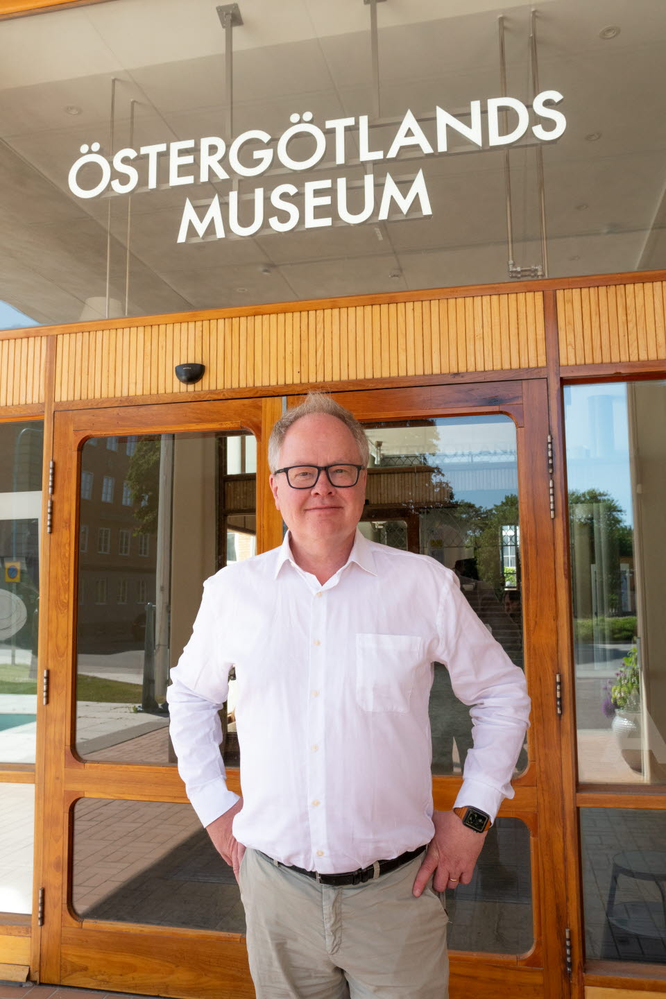 Museichef Olof Hermelin utanför entrén till Östergötlands museum.