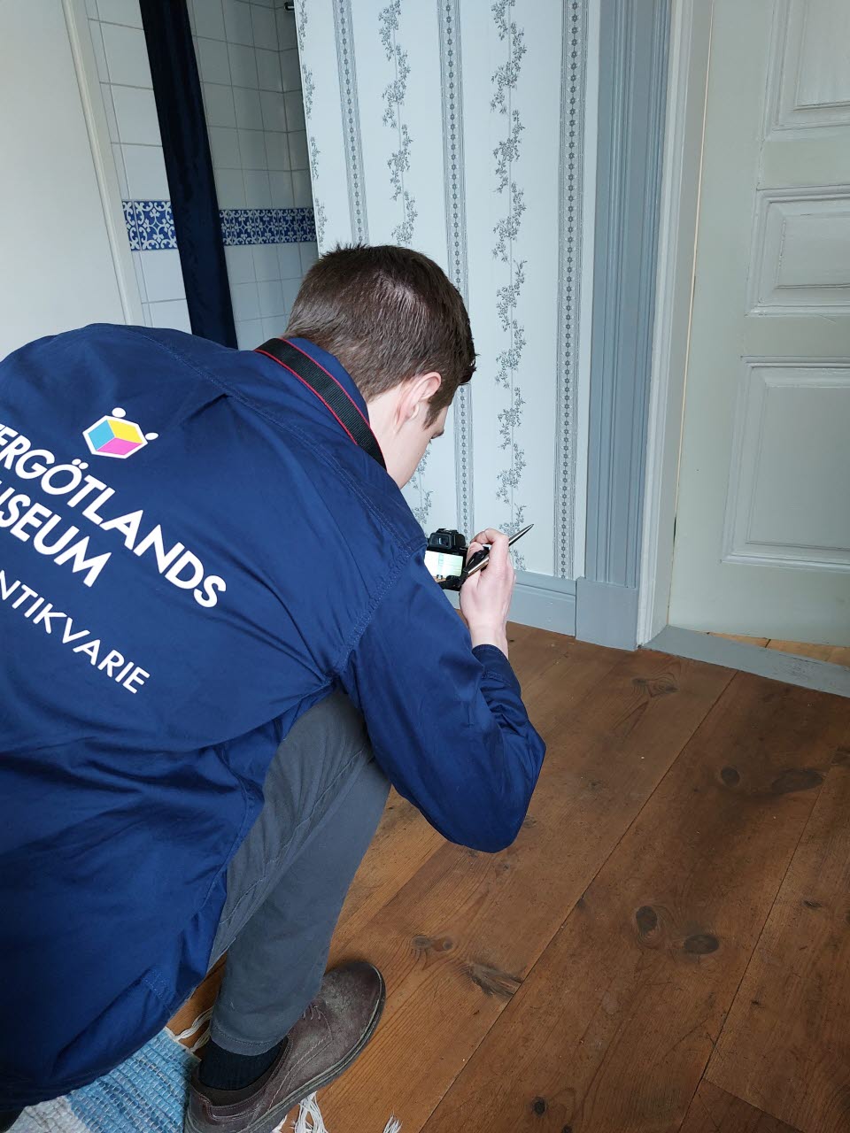 Byggnadsantikvarie Johan Bergström fotograferar ett rum på Medevi Brunn invändigt.