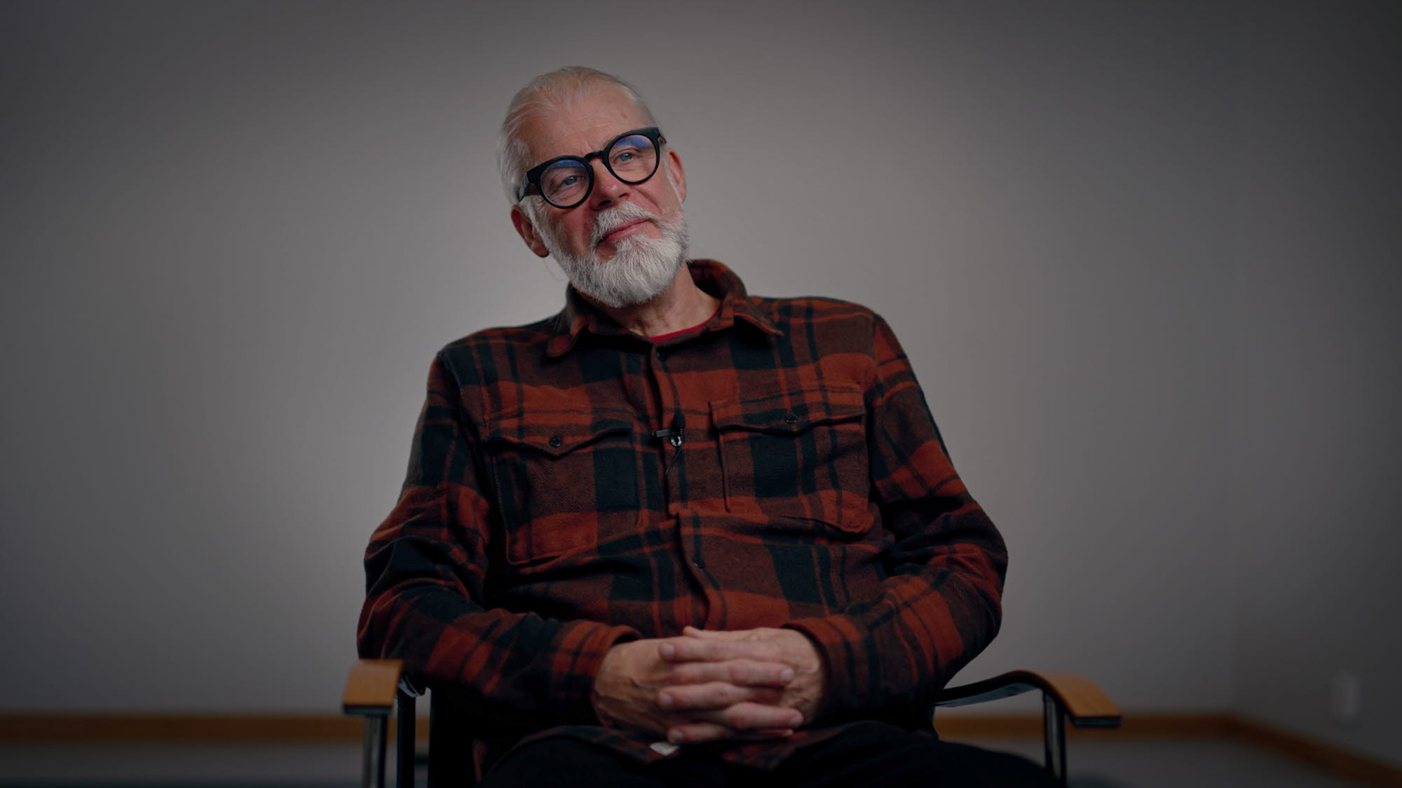 Stillbild från filmad intervju med konstnären Olle Schmidt.