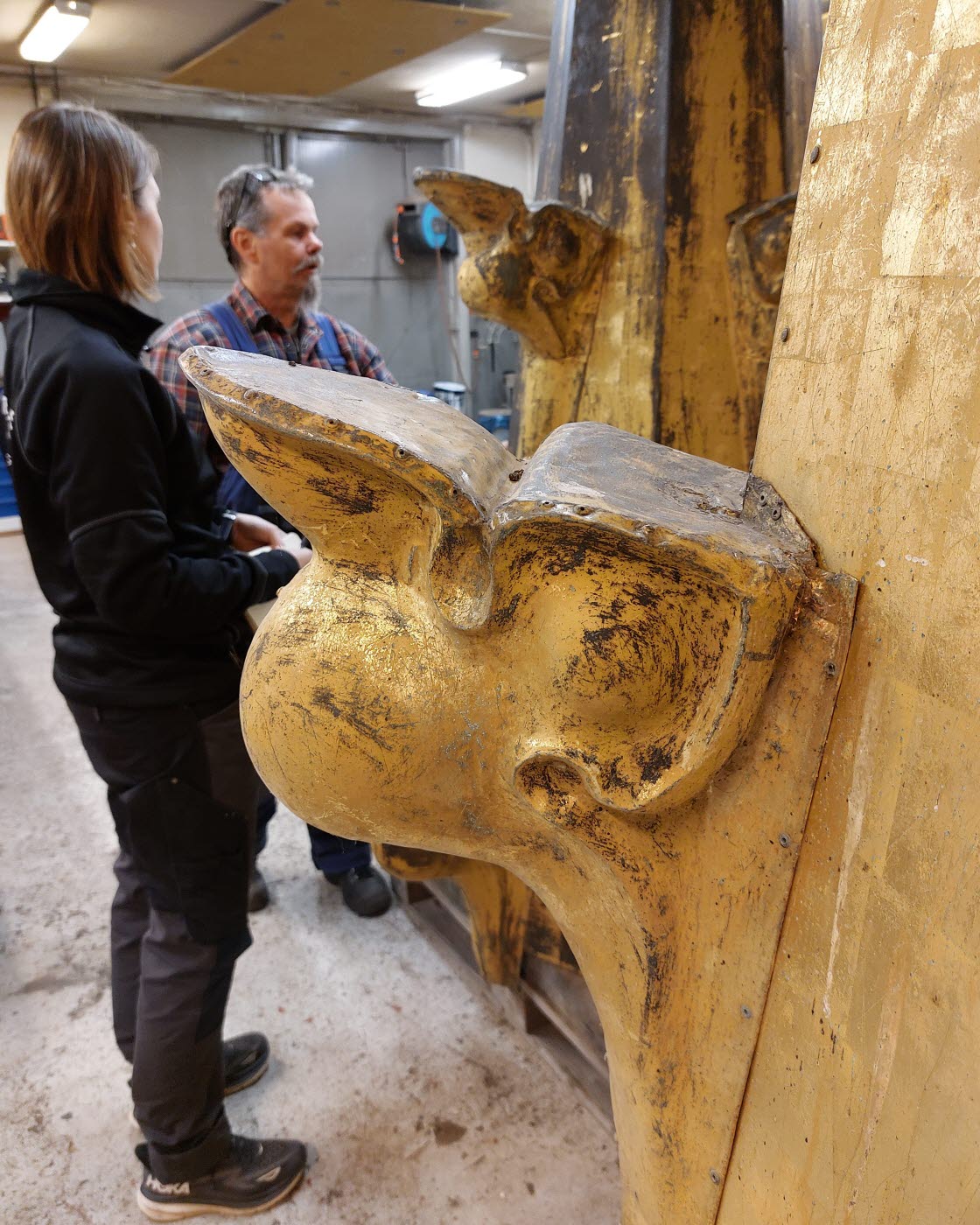 Maria Klint, byggnadsantikvarie på Östergötlands museum, på besök i verkstaden där domkyrkans spira restaureras. Här tillsammans med plåtslagaren Niclas Bylund.
