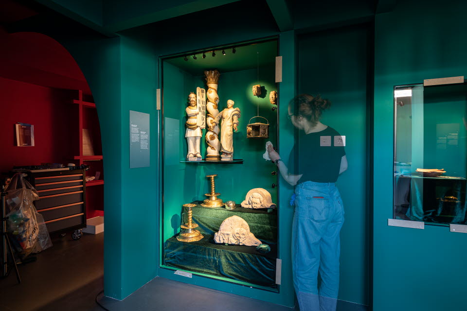 Bild från ett av rummen i utställningen Vägen hit.