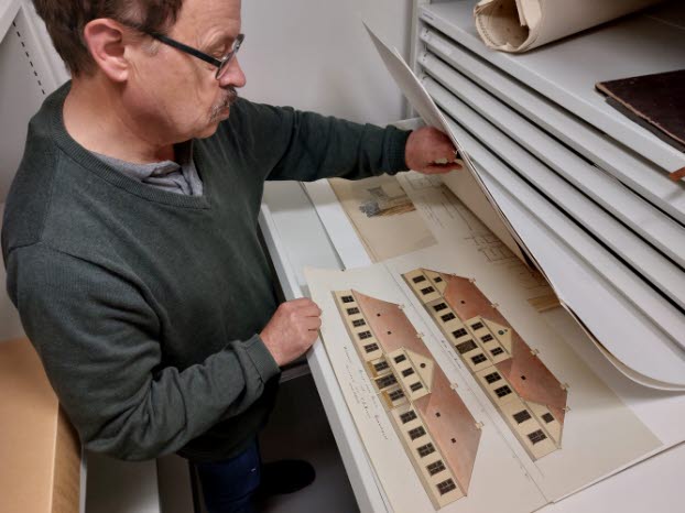 Freddie Hallberg visar runt i museets arkiv.