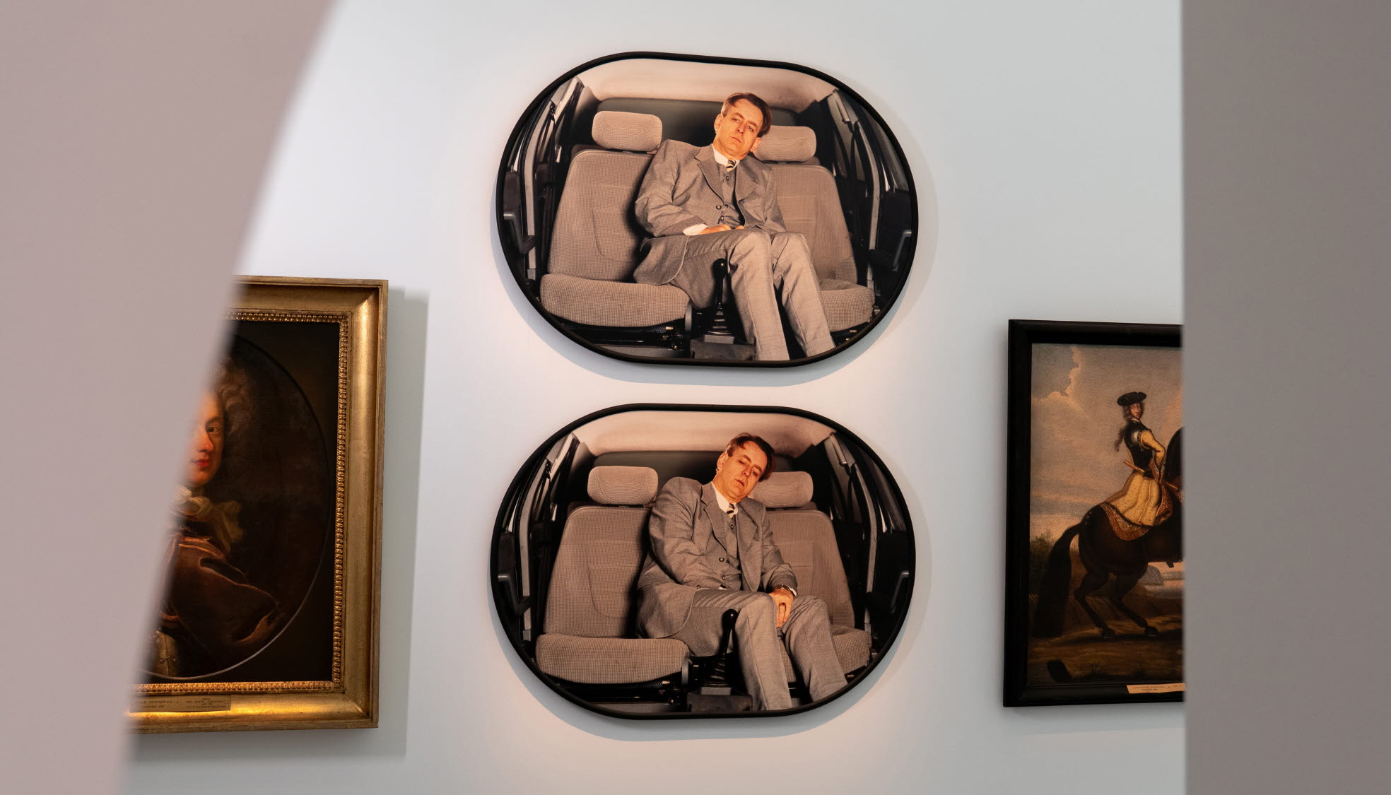 Konstverk på en vägg i konstavdelningen "Verkligheter" på Östergötlands museum.