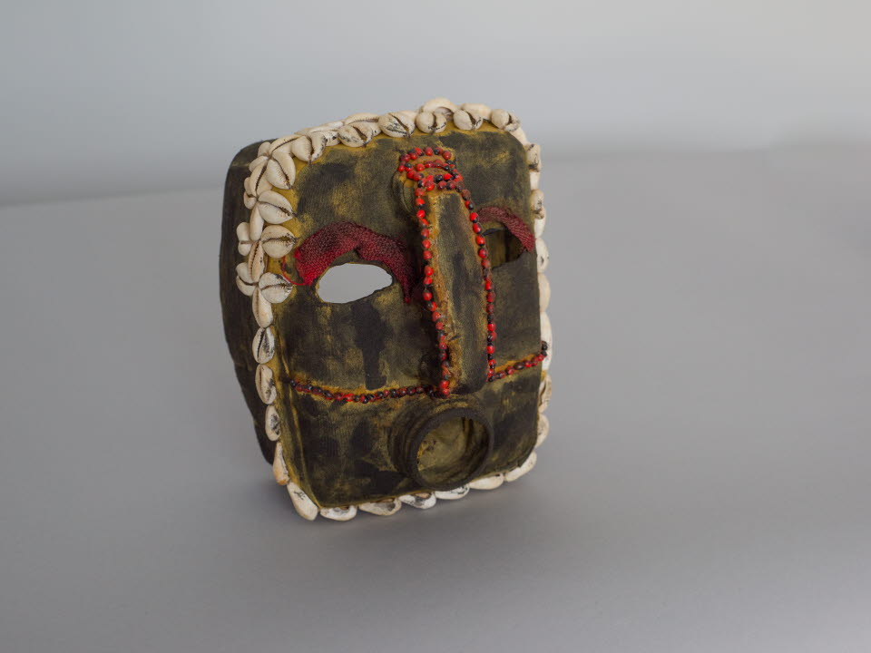Mask, Okänd konstnär, sent 1900-tal, plastdunk, textil, snäckor, frön, OM.A.026036  