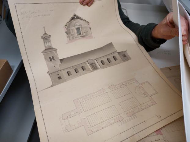 Freddie Hallberg visar runt i museets arkiv.