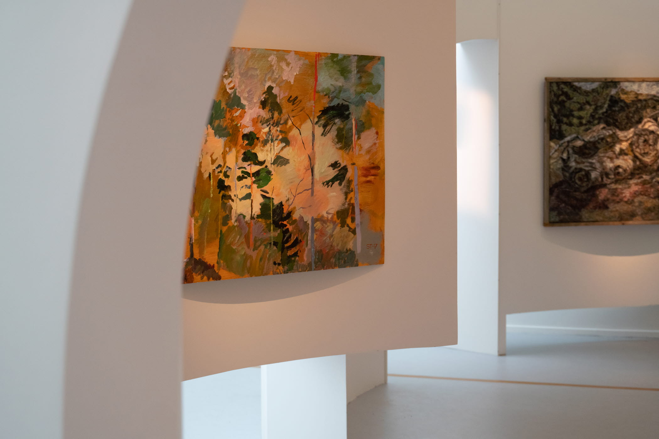 Museets konstavdelning med två målningar en bit in i bilden.