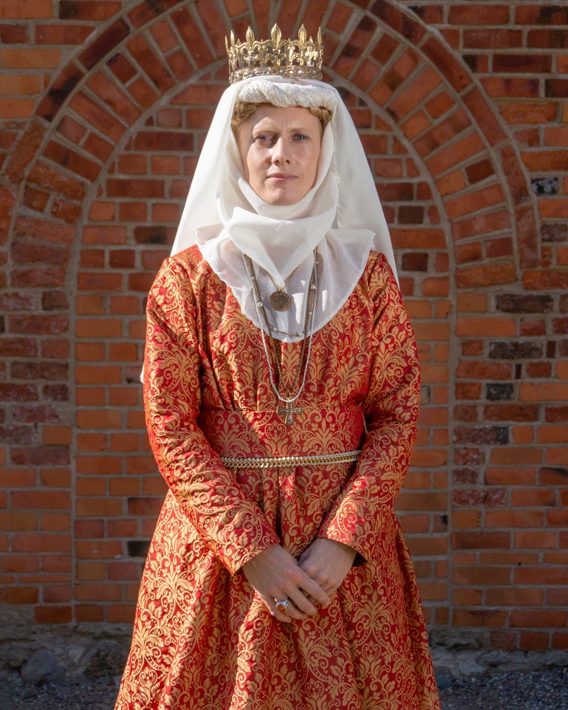 Linn Carlehed, museipedagog och guide på Sancta Birgitta Klostermuseum, som unionsdrottning Margareta.