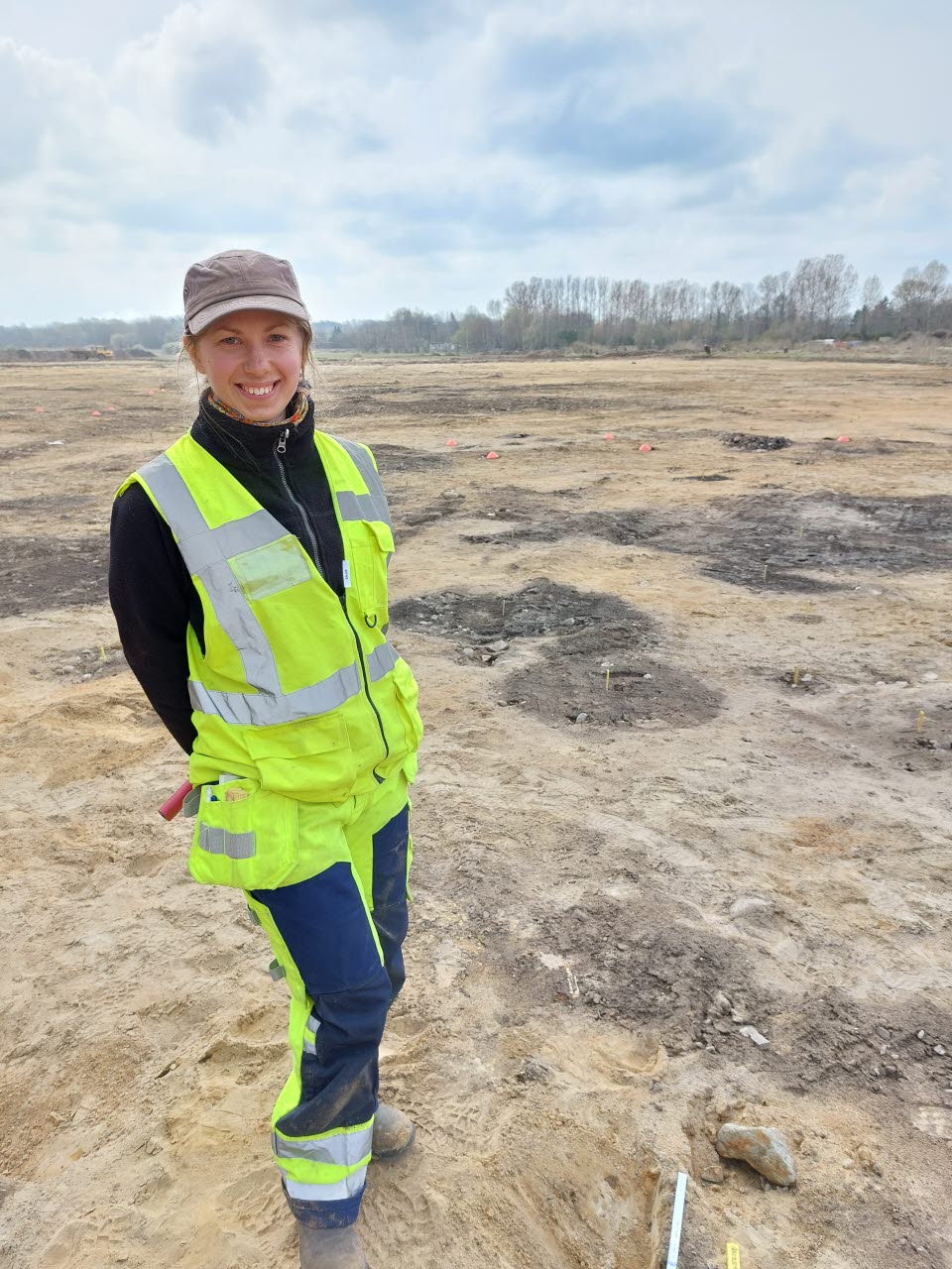 Linnéa Hernqvist är en av två arkeologer från Östergötlands museum som medverkar vid utgrävningen i Pryssgården.