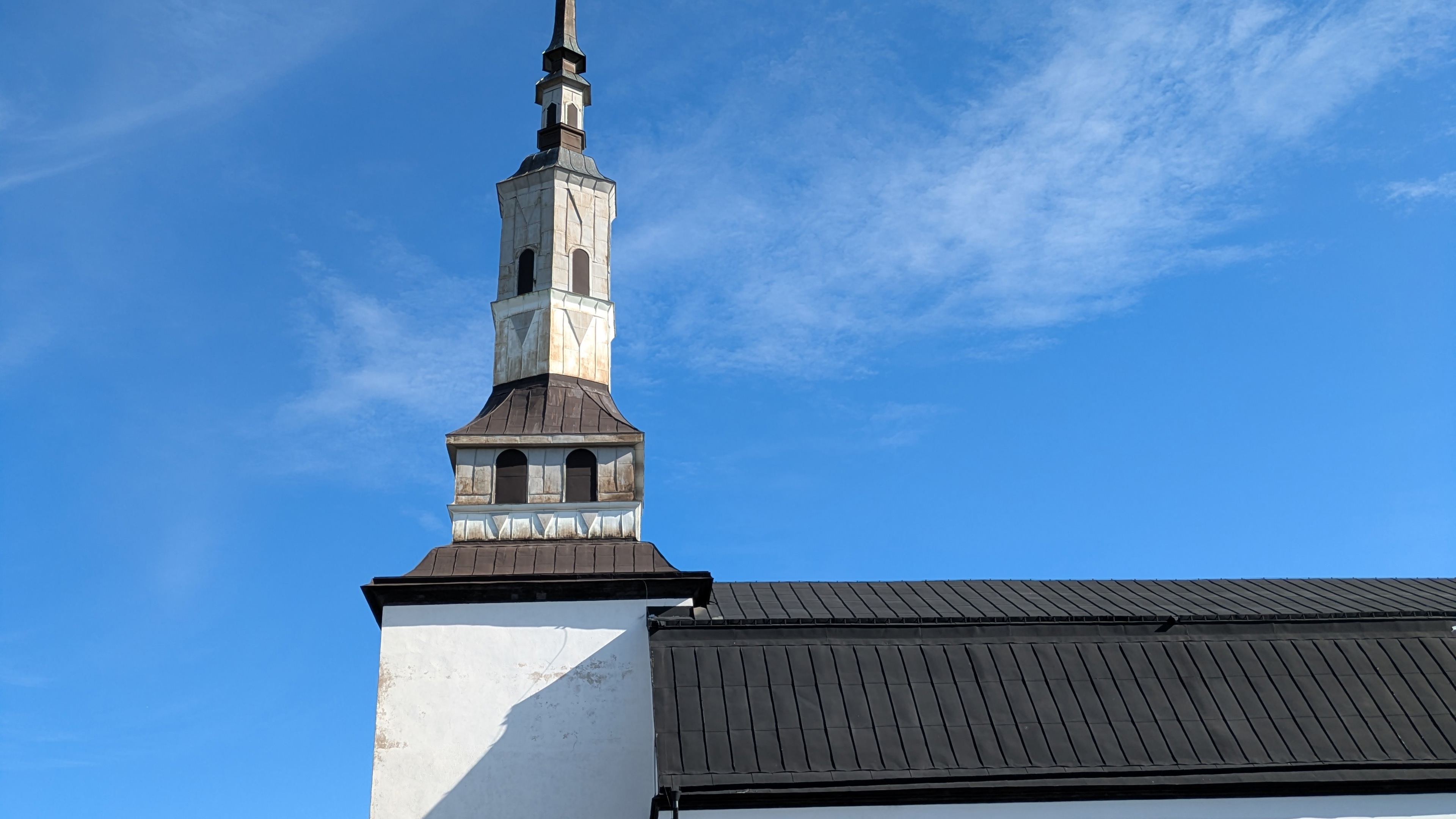 Exteriörbild på Horns kyrka.