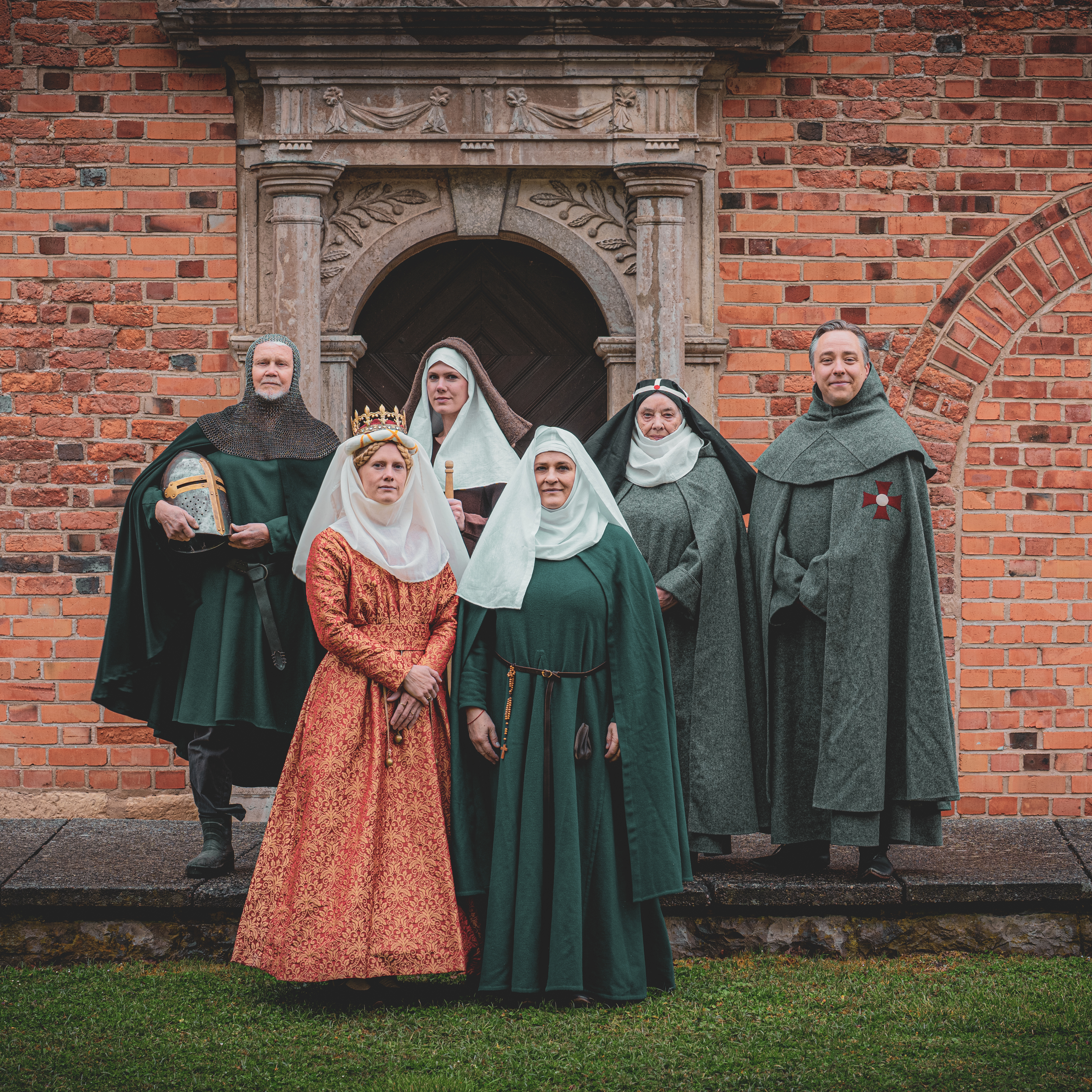 Historiska personer framför Klostermuseet.