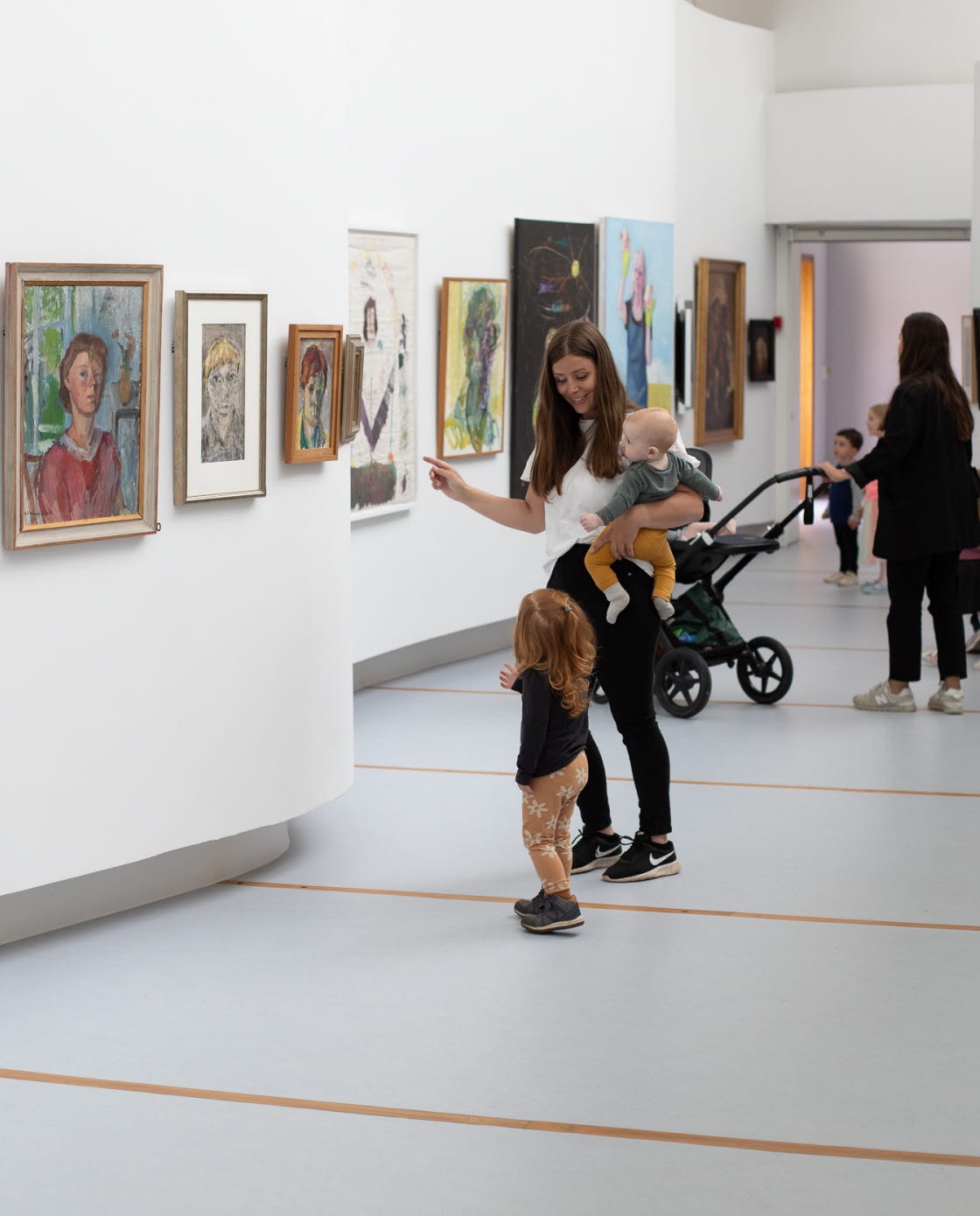 Familjer besöker Östergötlands museum konstutställning Verkligheter.