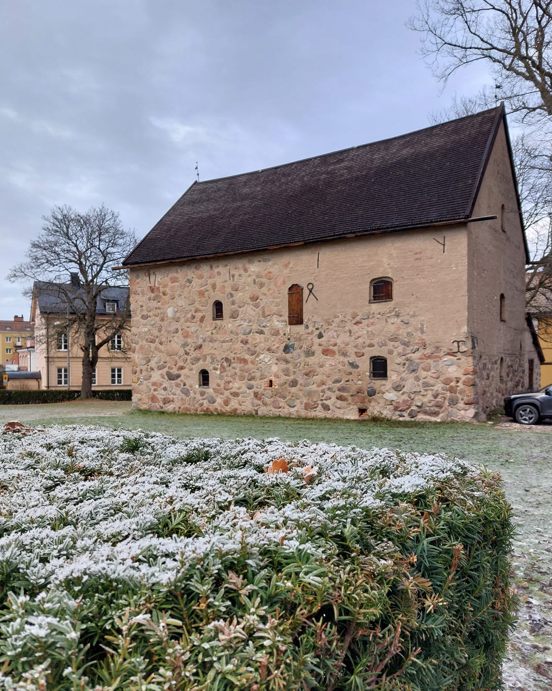 Det medeltida stenhuset Rhyzeliusgården i Linköping. Här har Östergötlands museum sedan 1960-talet haft en utställning.