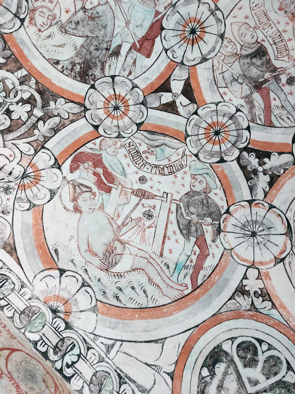 Under hösten 2023 har Östergötlands museums konservatorer arbetat i Risinge gamla kyrka, en 1100-talskyrka med kalkmålningar från början av 1400-talet.