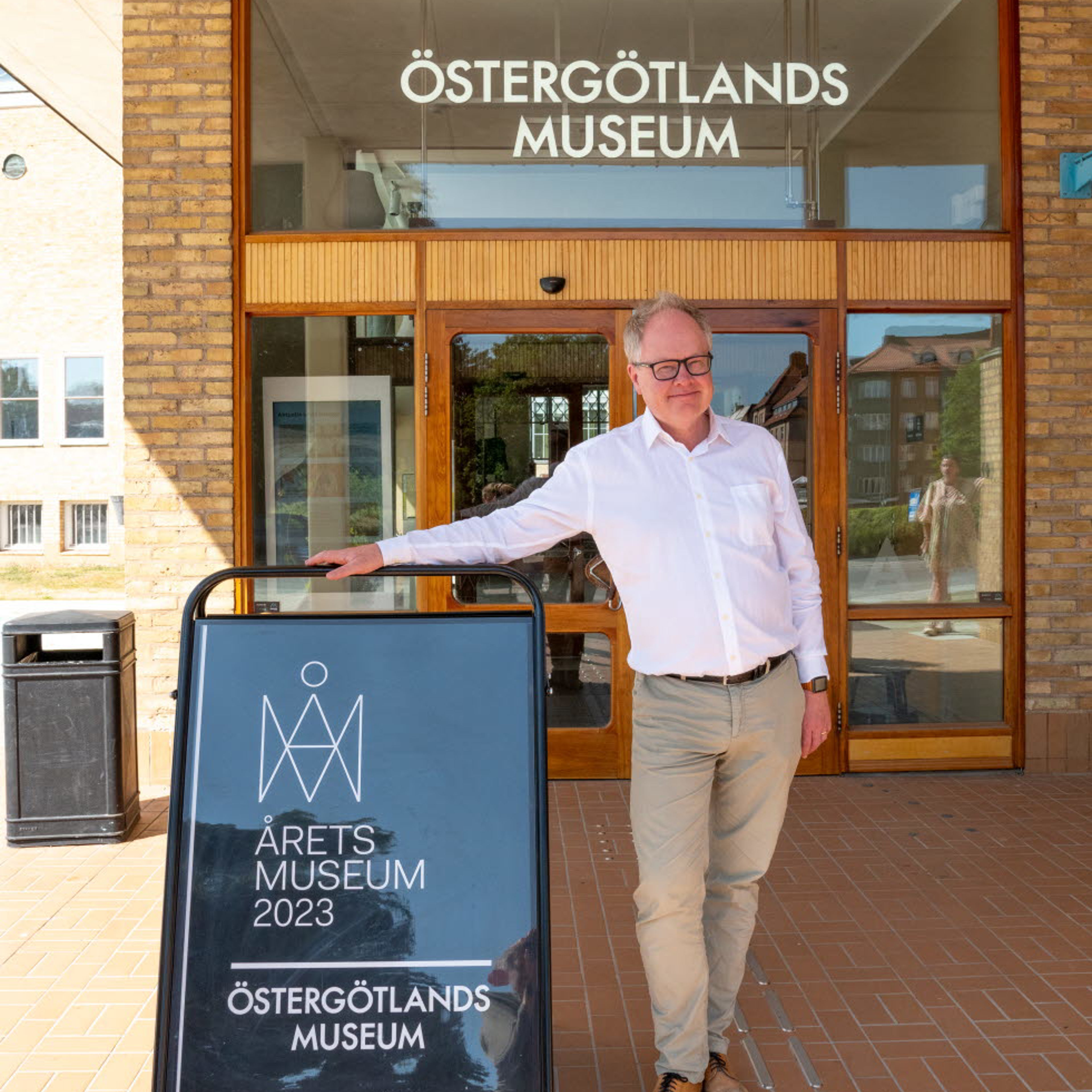 Museichef Olof Hermelin utanför entrén till Östergötlands museum.