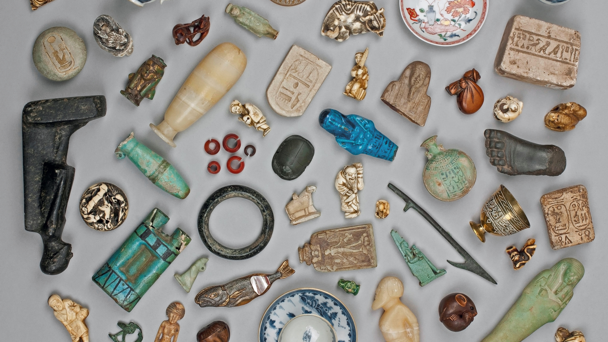 Genrebild med föremål från utställningen Österlandets skatter.