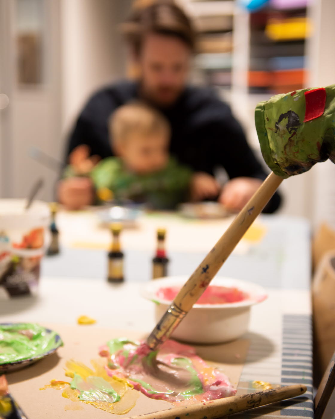 Fotografi på barn som målar. 