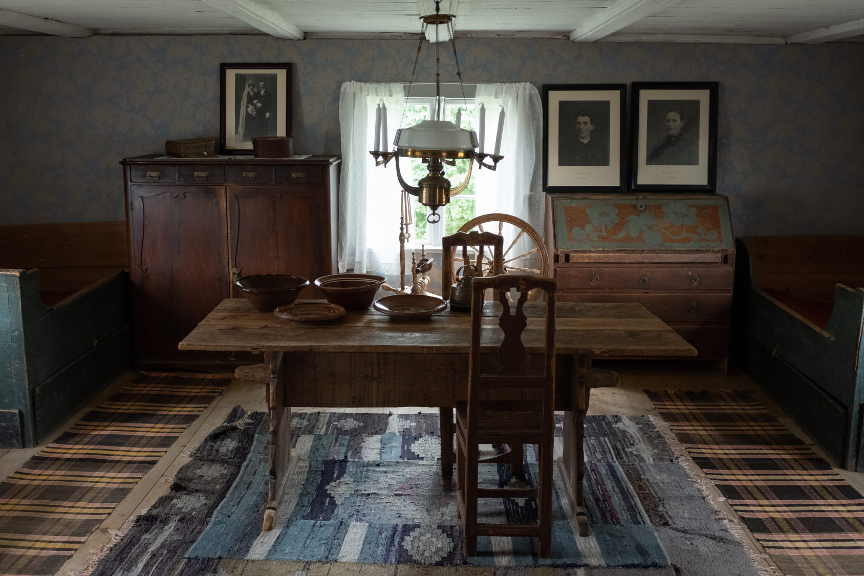 Interiörer i och vid byggnader vid kulturreservatet Smedstorps dubbelgård