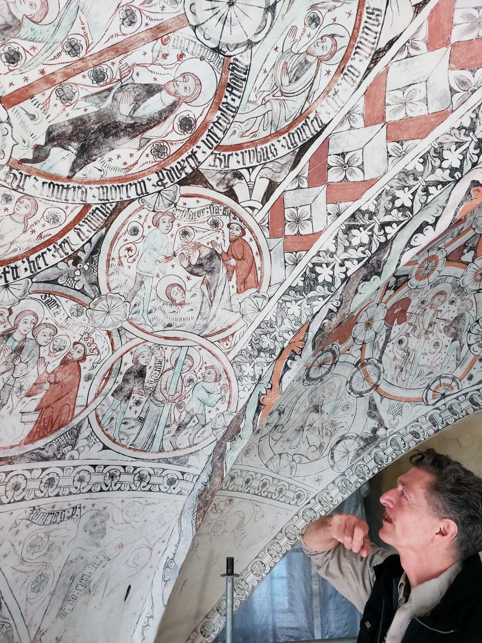 Under hösten 2023 har Östergötlands museums konservatorer arbetat i Risinge gamla kyrka, en 1100-talskyrka med kalkmålningar från början av 1400-talet.