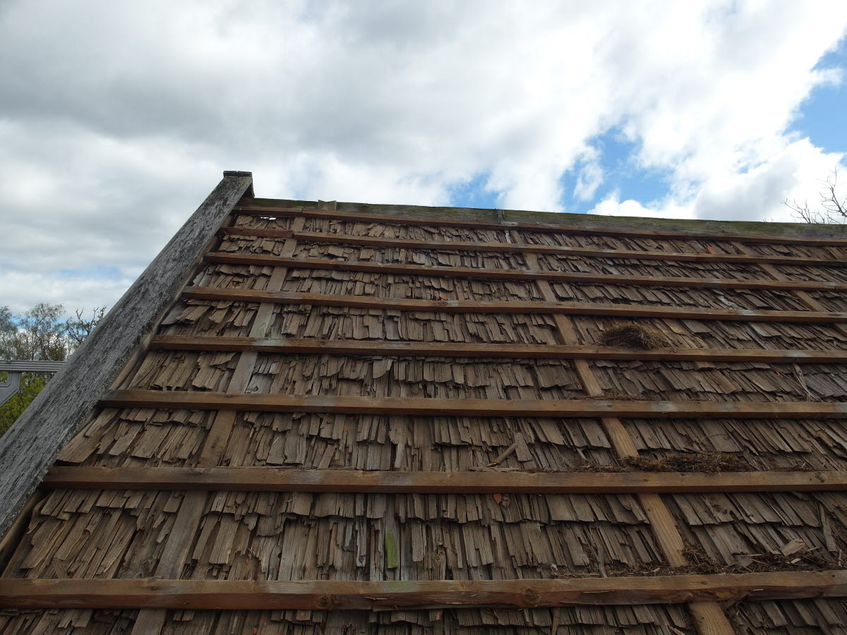 Takkedjan lägger nytt tak till grå ladan på Öna. 