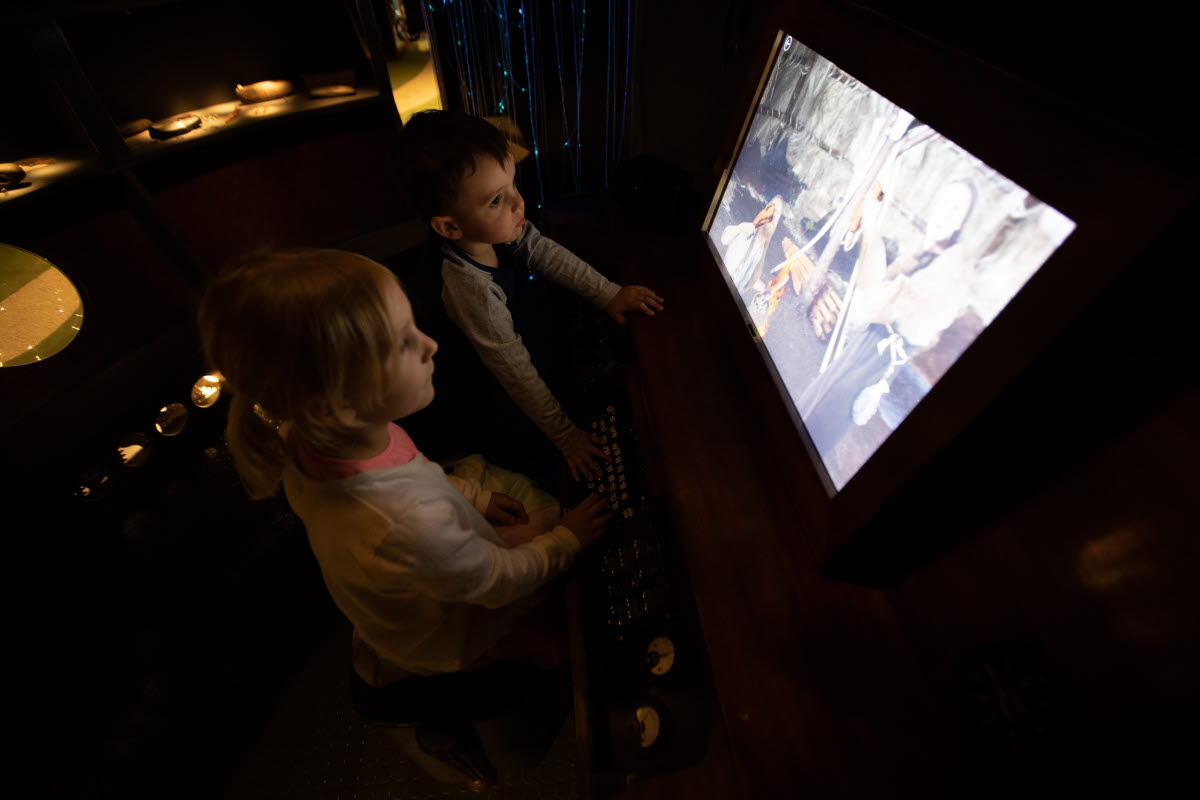 Bild på barn som leker. Utställningen Viljans värld 