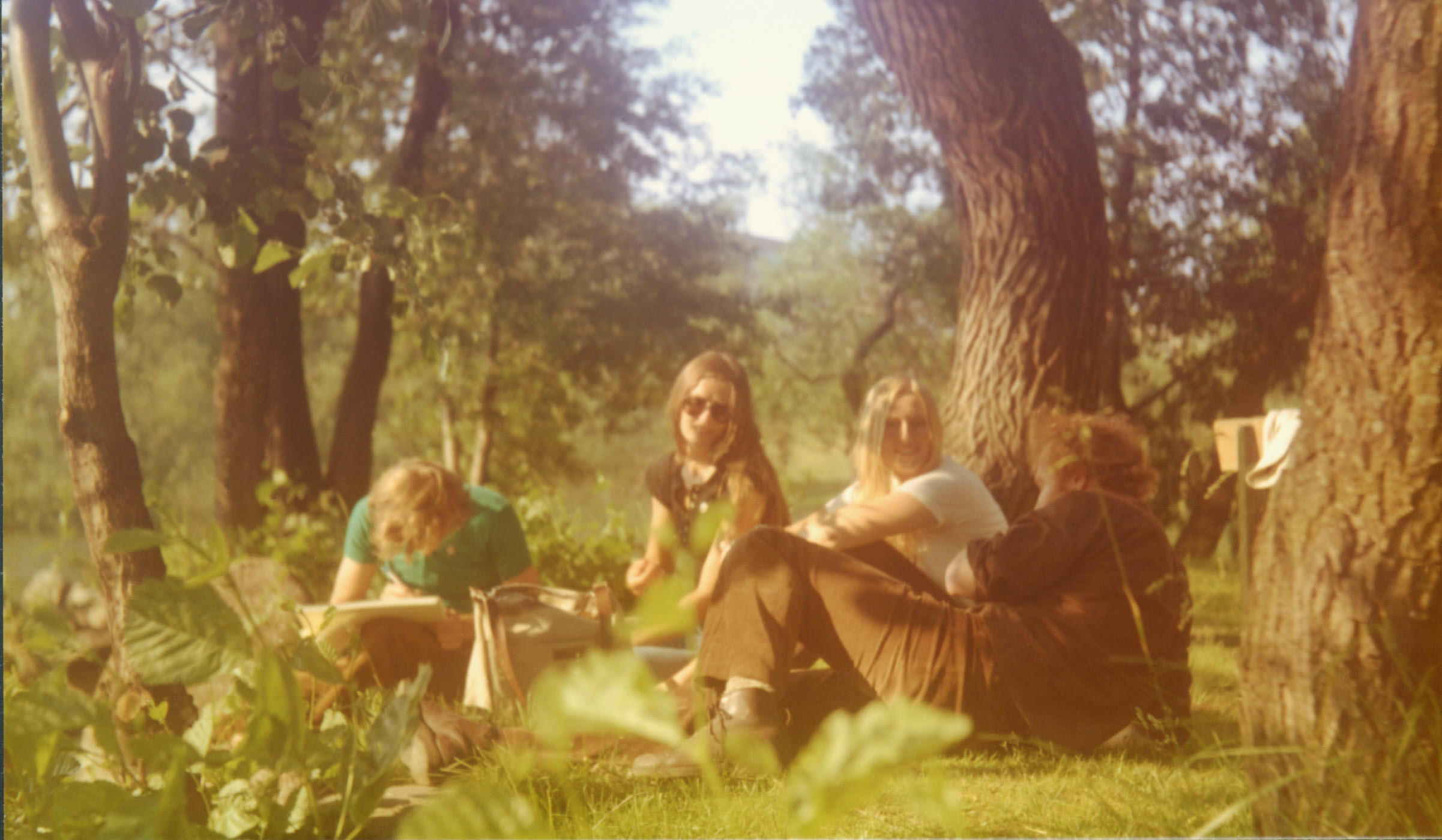 Affischbild för utställningen Återkomsten. Delar av Guru Papers redaktion; Lauri Perälä, Katarina Malmgren, Kajsa Fjäril och Lars Fridh, vid Stångån i Linköping år 1972.