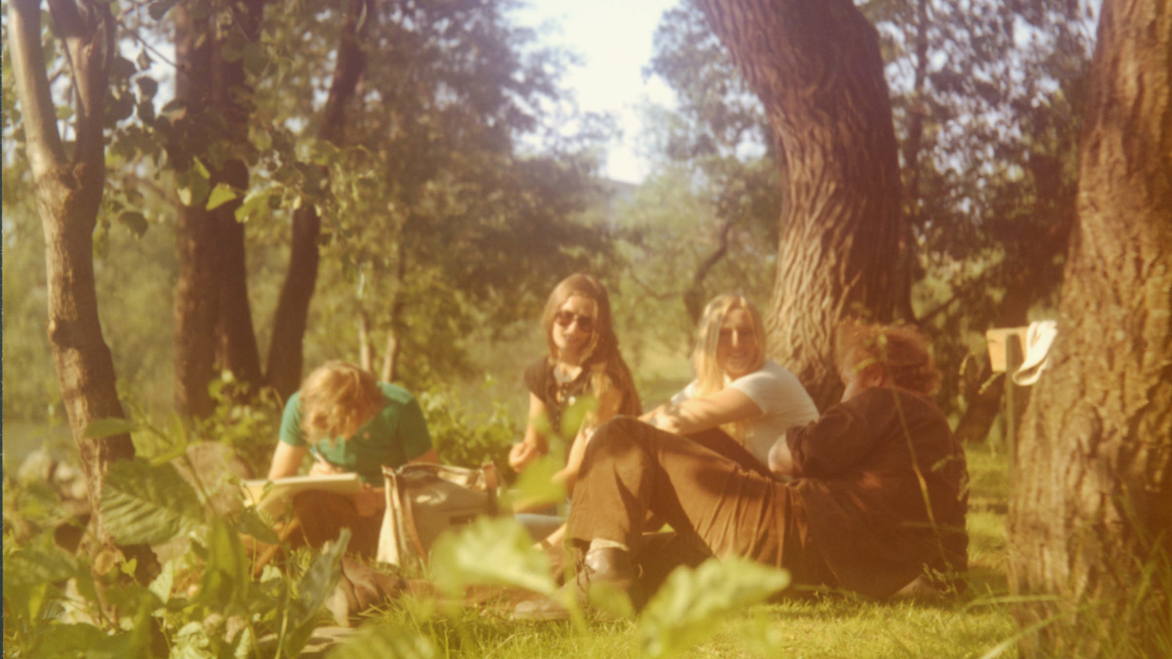 Affischbild för utställningen Återkomsten. Delar av Guru Papers redaktion; Lauri Perälä, Katarina Malmgren, Kajsa Fjäril och Lars Fridh, vid Stångån i Linköping år 1972.
