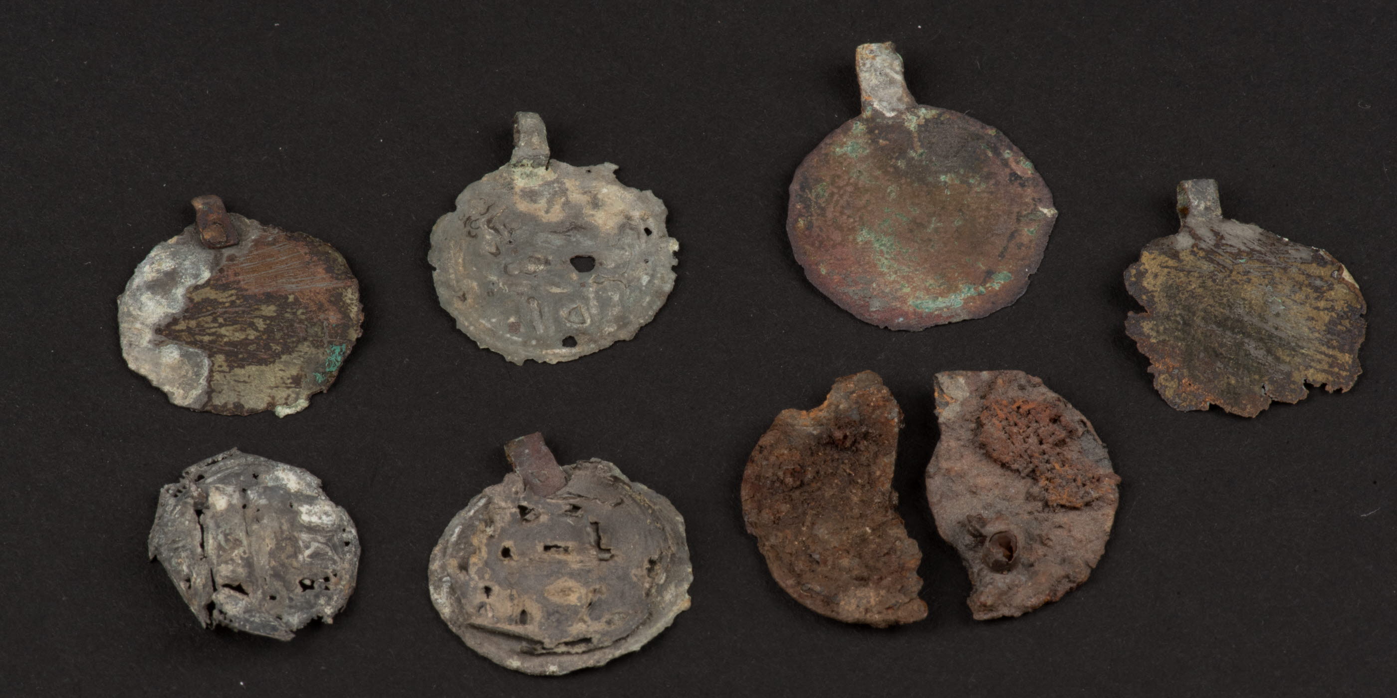 Heda hängen med silverfolier med avtryck av arabiska mynt