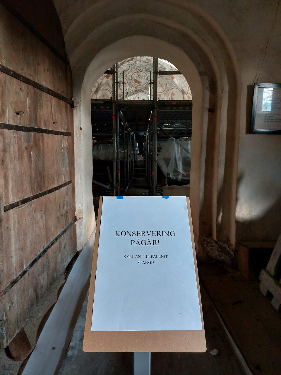 Under hösten 2023 har Östergötlands museums konservatorer arbetat i Risinge gamla kyrka, en 1100-talskyrka med kalkmålningar från början av 1400-talet.