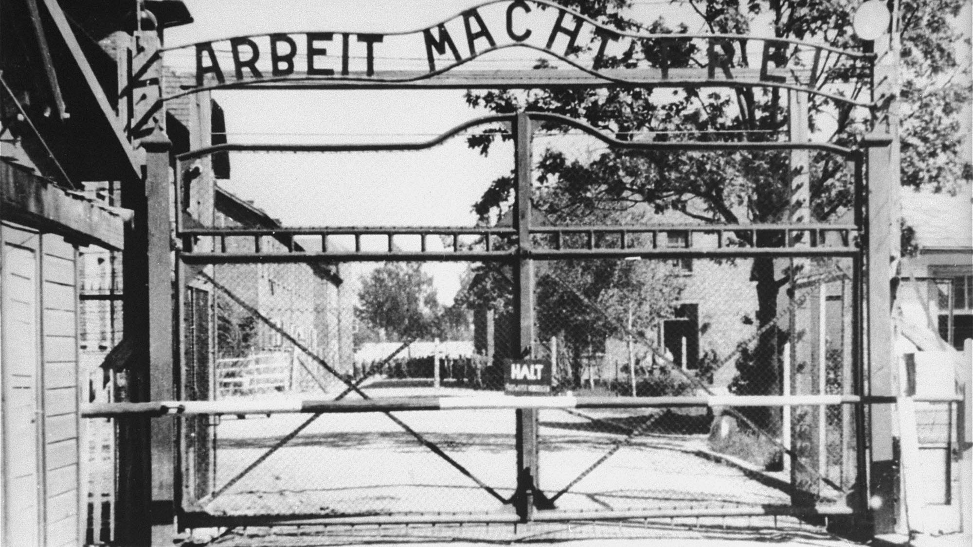 Entrén till Auschwitz-Birkenau och skylten "Arbeit macht frei". Bild i samband med föreläsning på Förintelsens minnesdag.