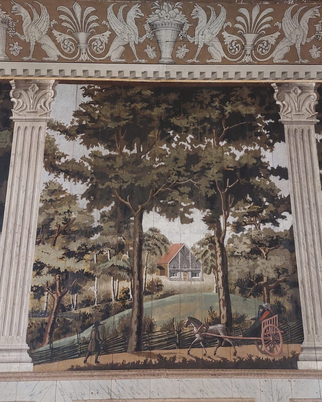 Museets konservatorer arbetar med väggmålningar från 1800-talet i Stora matsalen på Medevi Brunn.