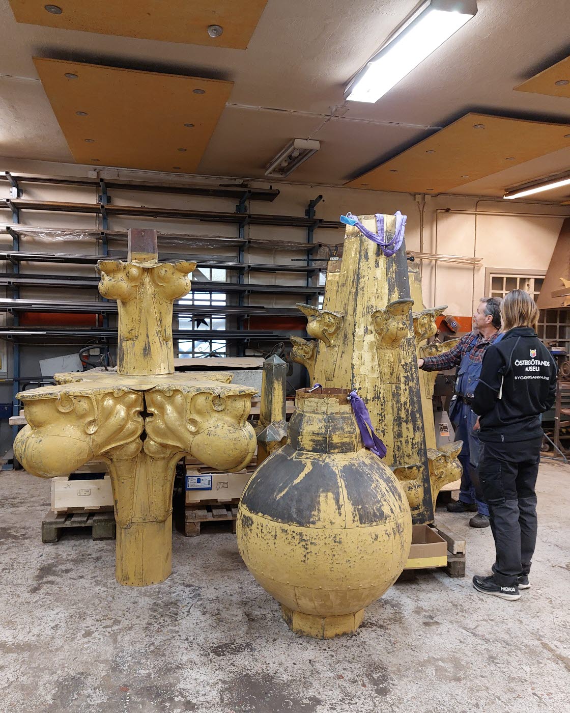 Maria Klint, byggnadsantikvarie på Östergötlands museum, på besök i verkstaden där domkyrkans spira restaureras. Här tillsammans med plåtslagaren Niclas Bylund.
