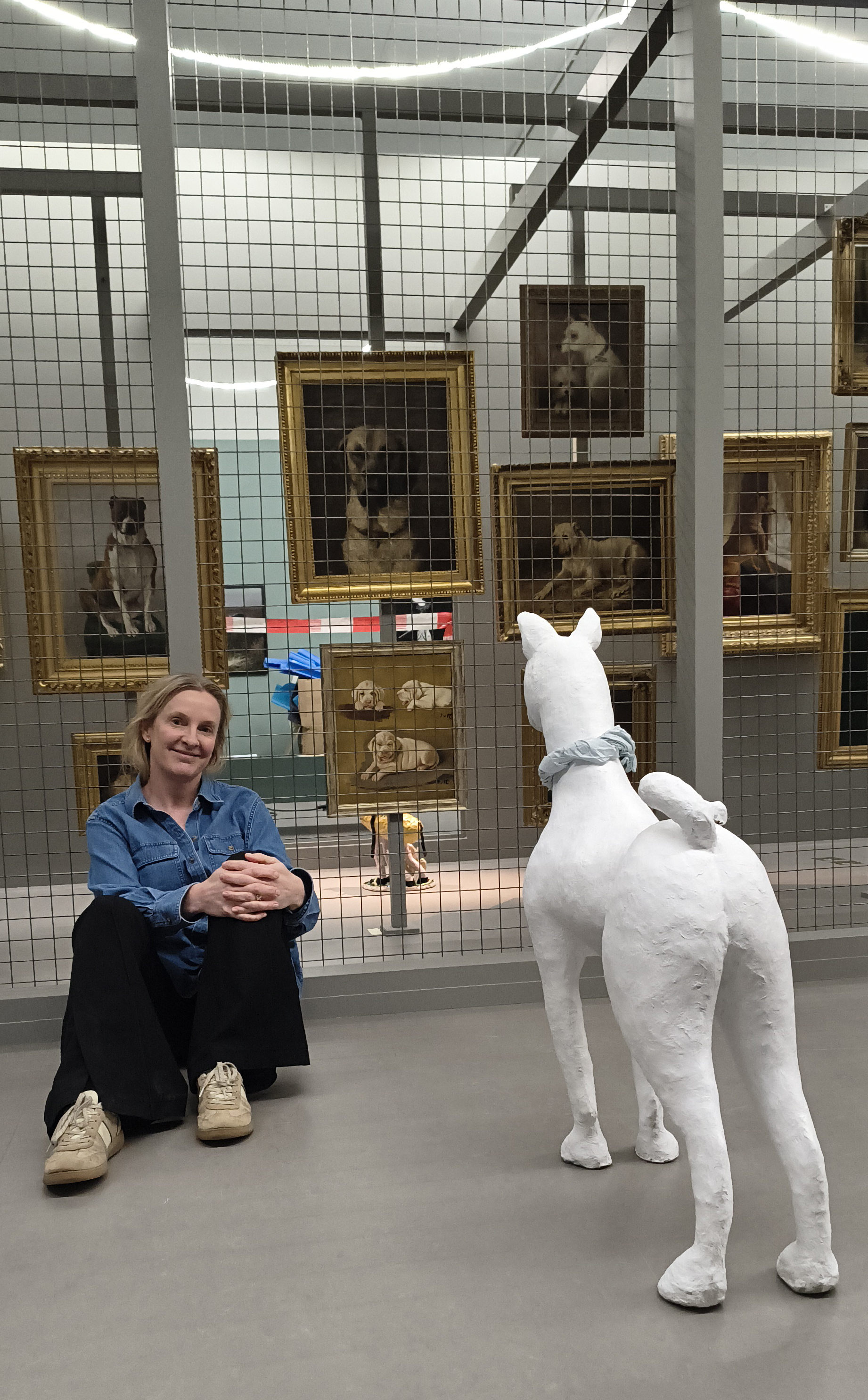 Konstintendent Ebba de Faire i Best in Show, när utställningen var under uppbyggnad.