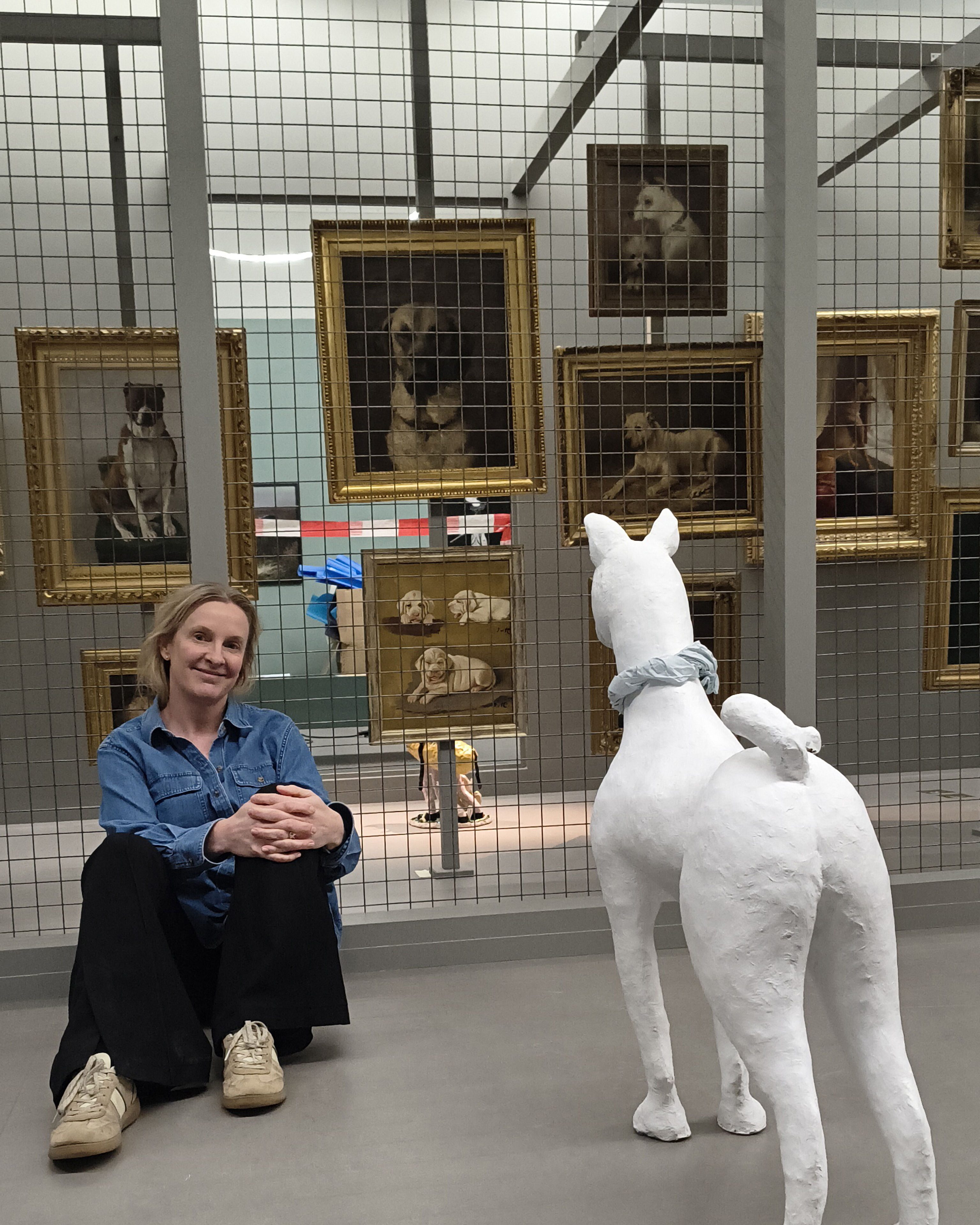 Konstintendent Ebba de Faire i Best in Show, när utställningen var under uppbyggnad.