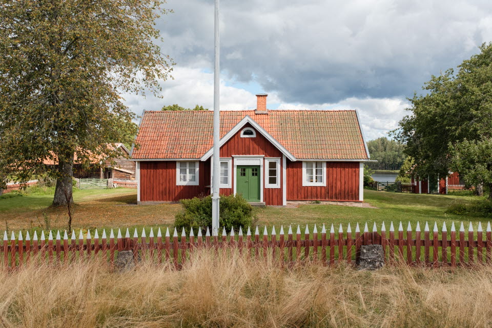 Ett rött trähus på landsbygden