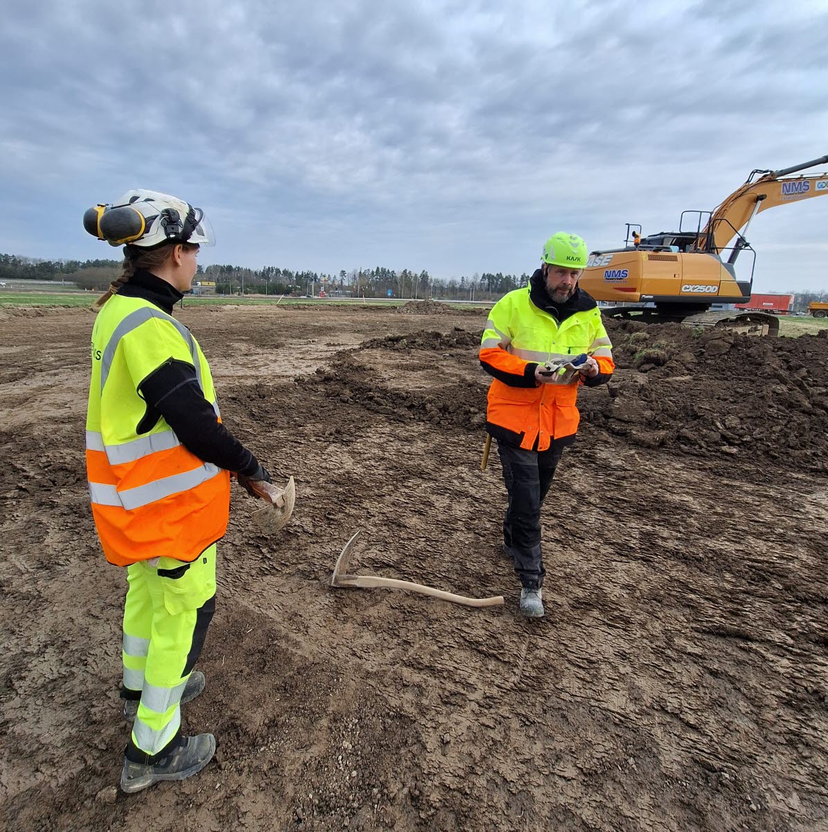 Utgrävningsstart vid Klinga. Arkeologerna Moa Gillberg och Mats Magnusson.