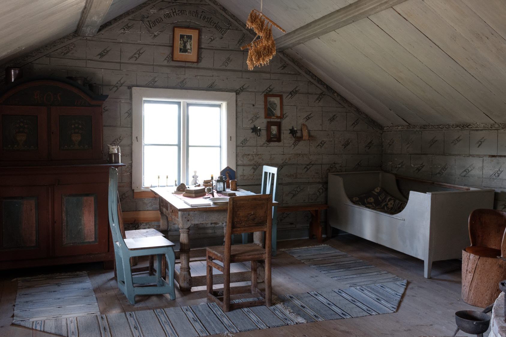 Ett rum med en säng och matbord 