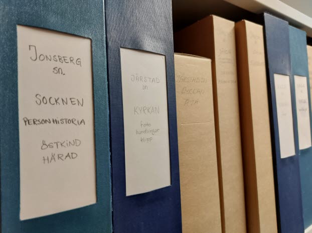 Freddie Hallberg visar runt i museets arkiv.